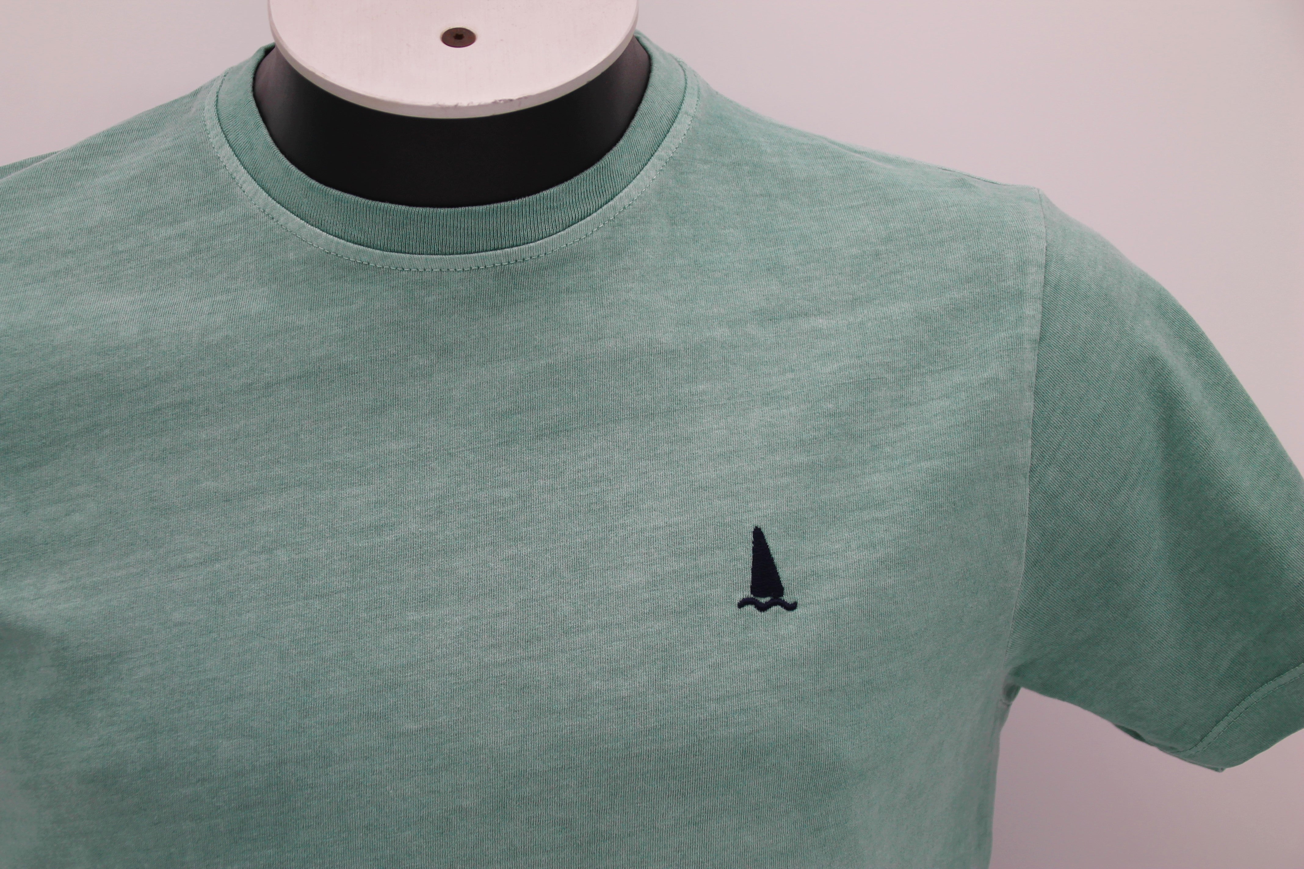 CAMISETA VERDE CLARO LOGO BORDADO