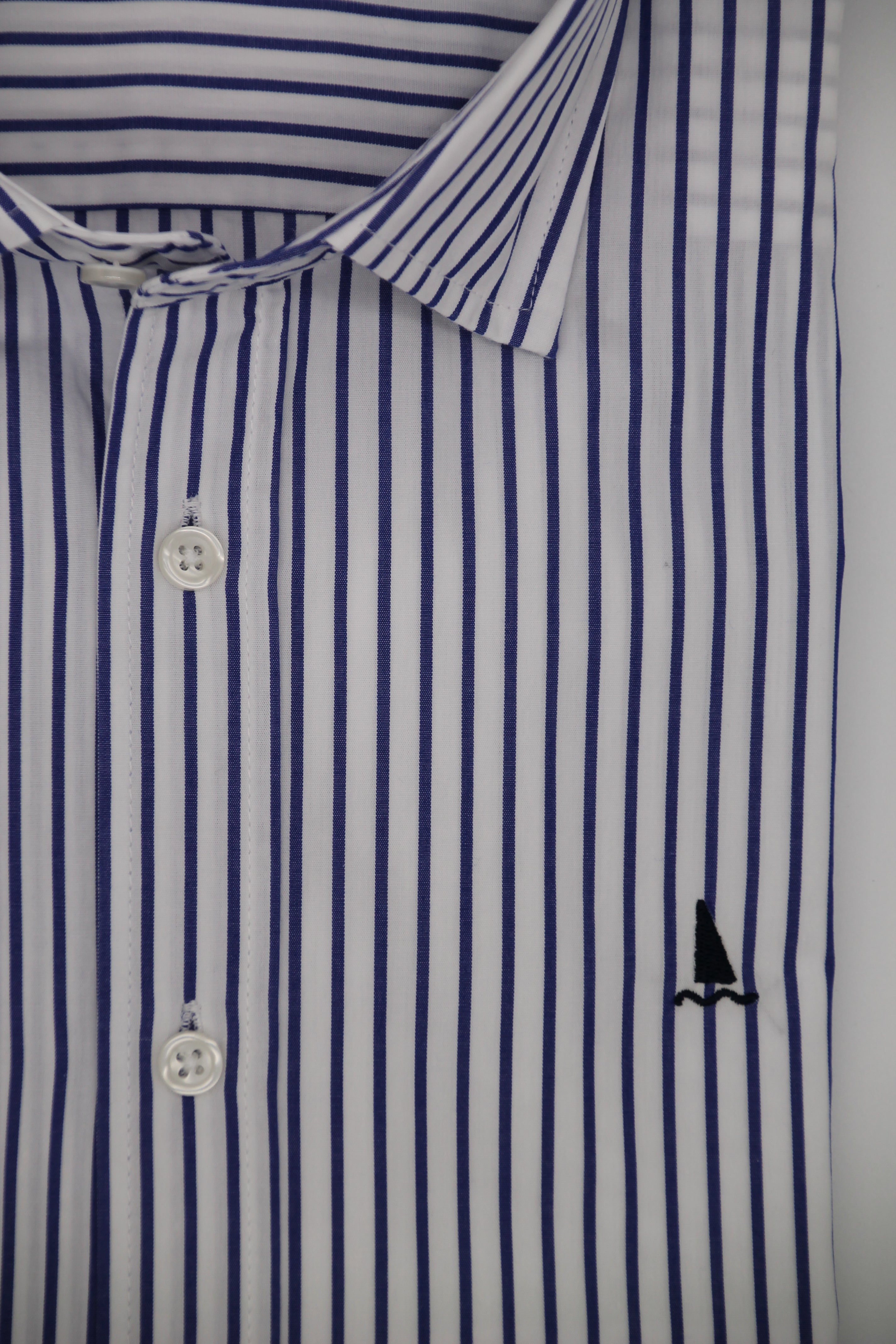 CAMISA BLANCA CON RAYA AZULÓN