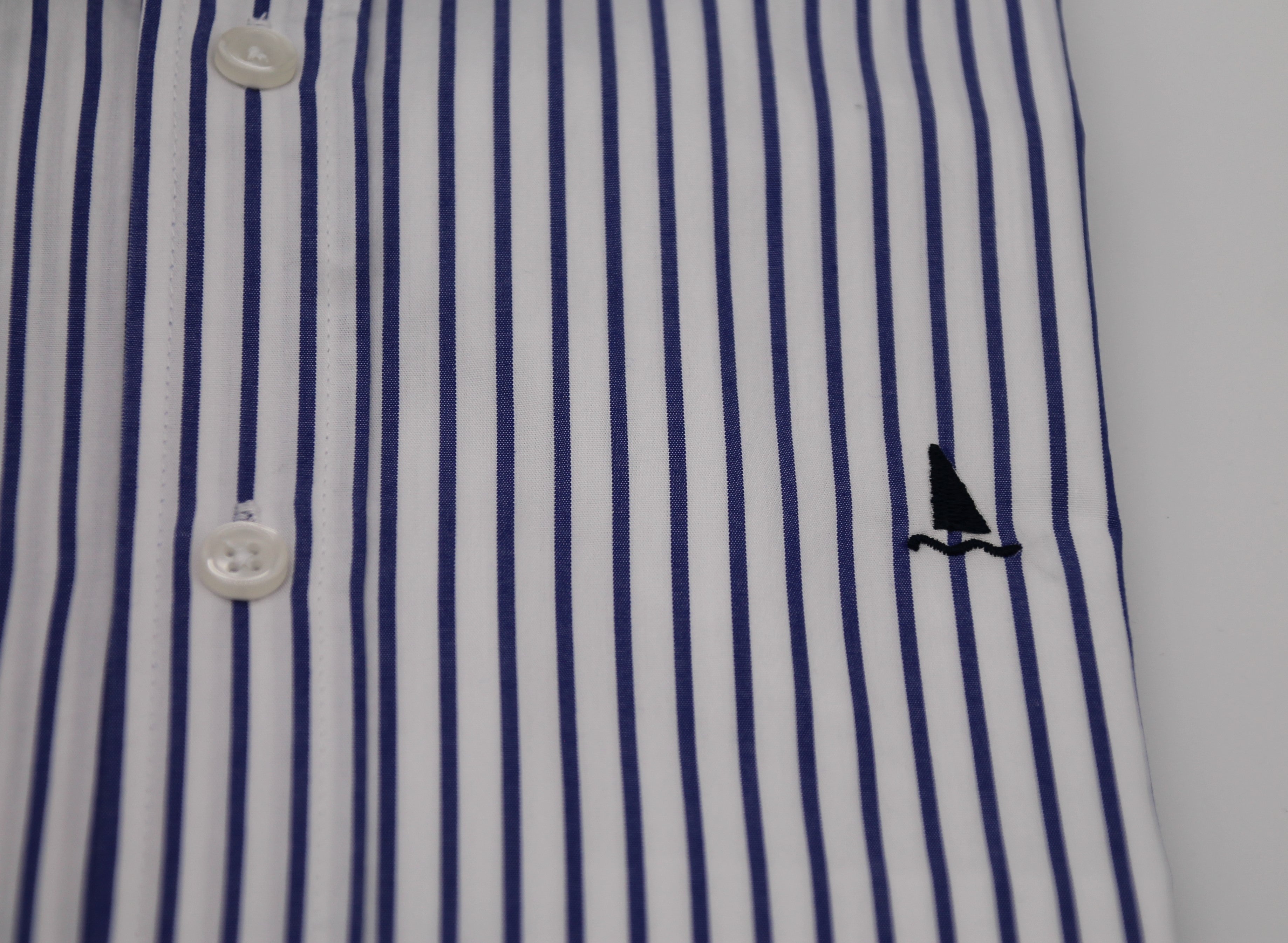 CAMISA BLANCA CON RAYA AZULÓN / BOTONES EN EL CUELLO