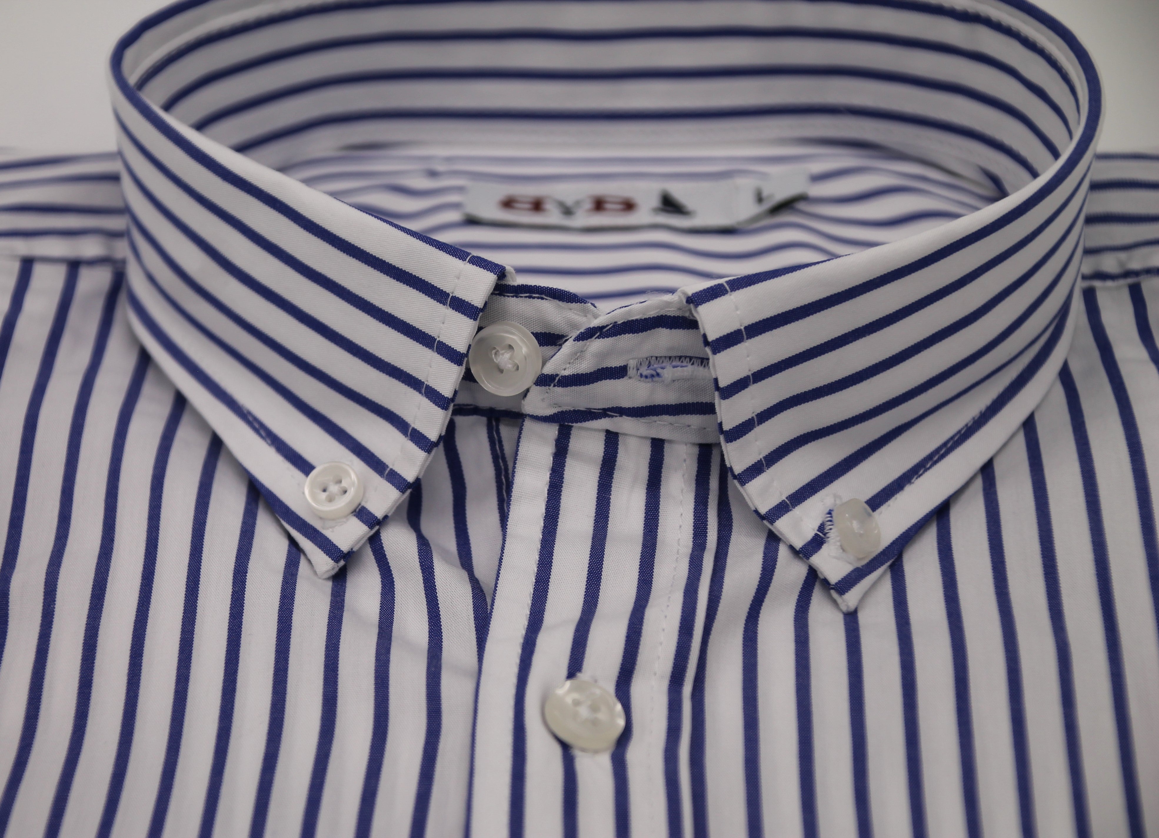 CAMISA BLANCA CON RAYA AZULÓN / BOTONES EN EL CUELLO