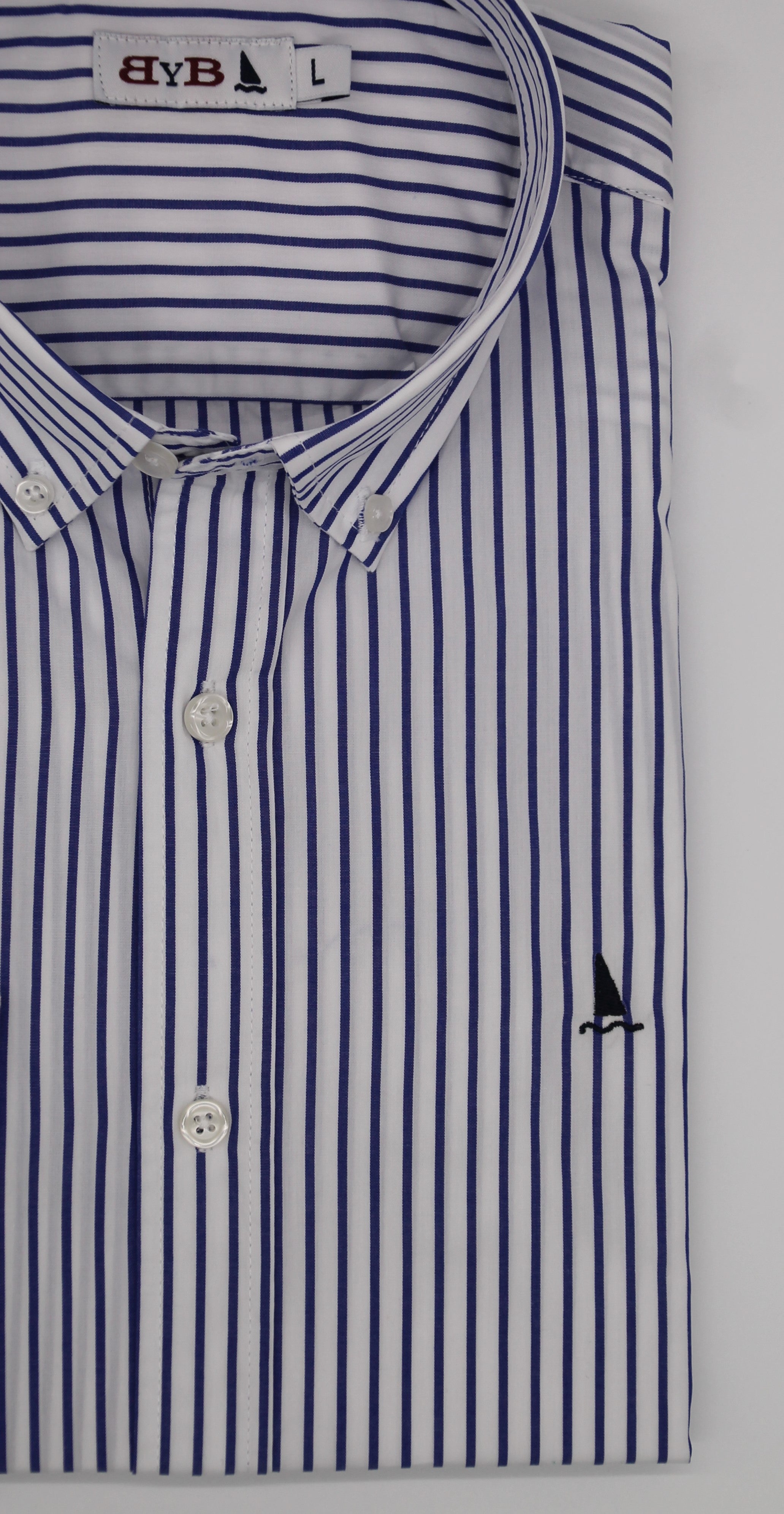 CAMISA BLANCA CON RAYA AZULÓN / BOTONES EN EL CUELLO