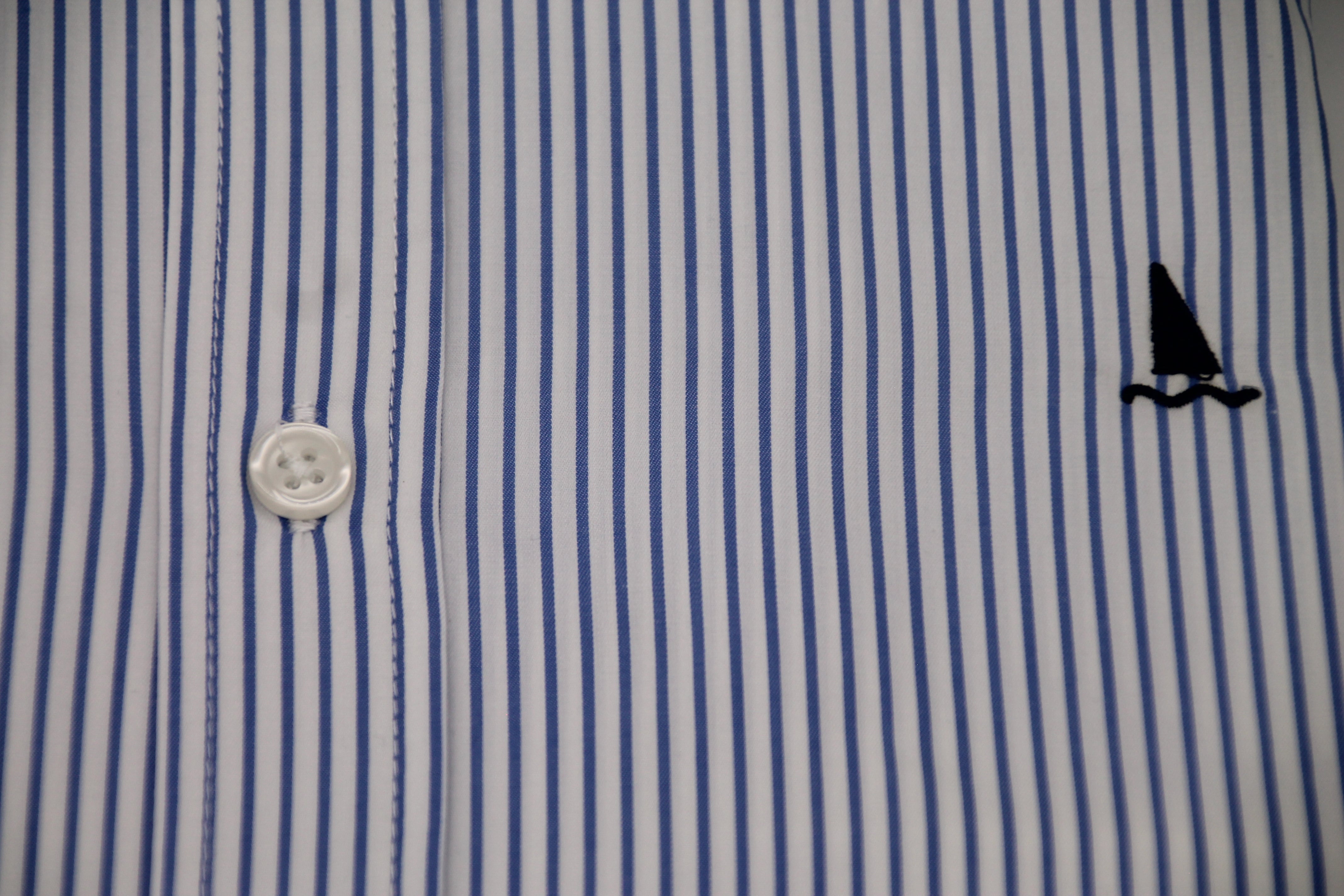 CAMISA RAYAS AZUL Y BLANCA / BOTONES EN EL CUELLO