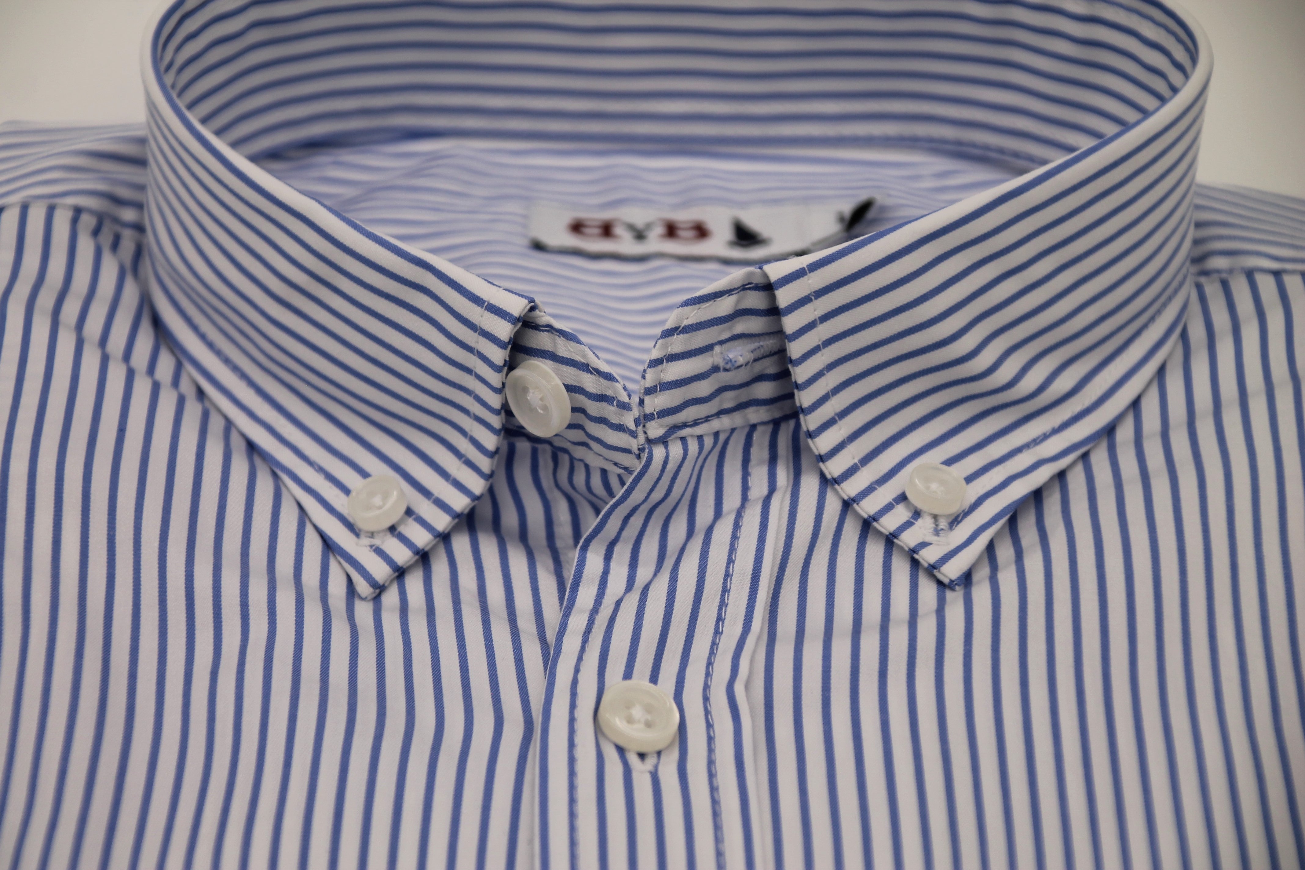 CAMISA RAYAS AZUL Y BLANCA / BOTONES EN EL CUELLO
