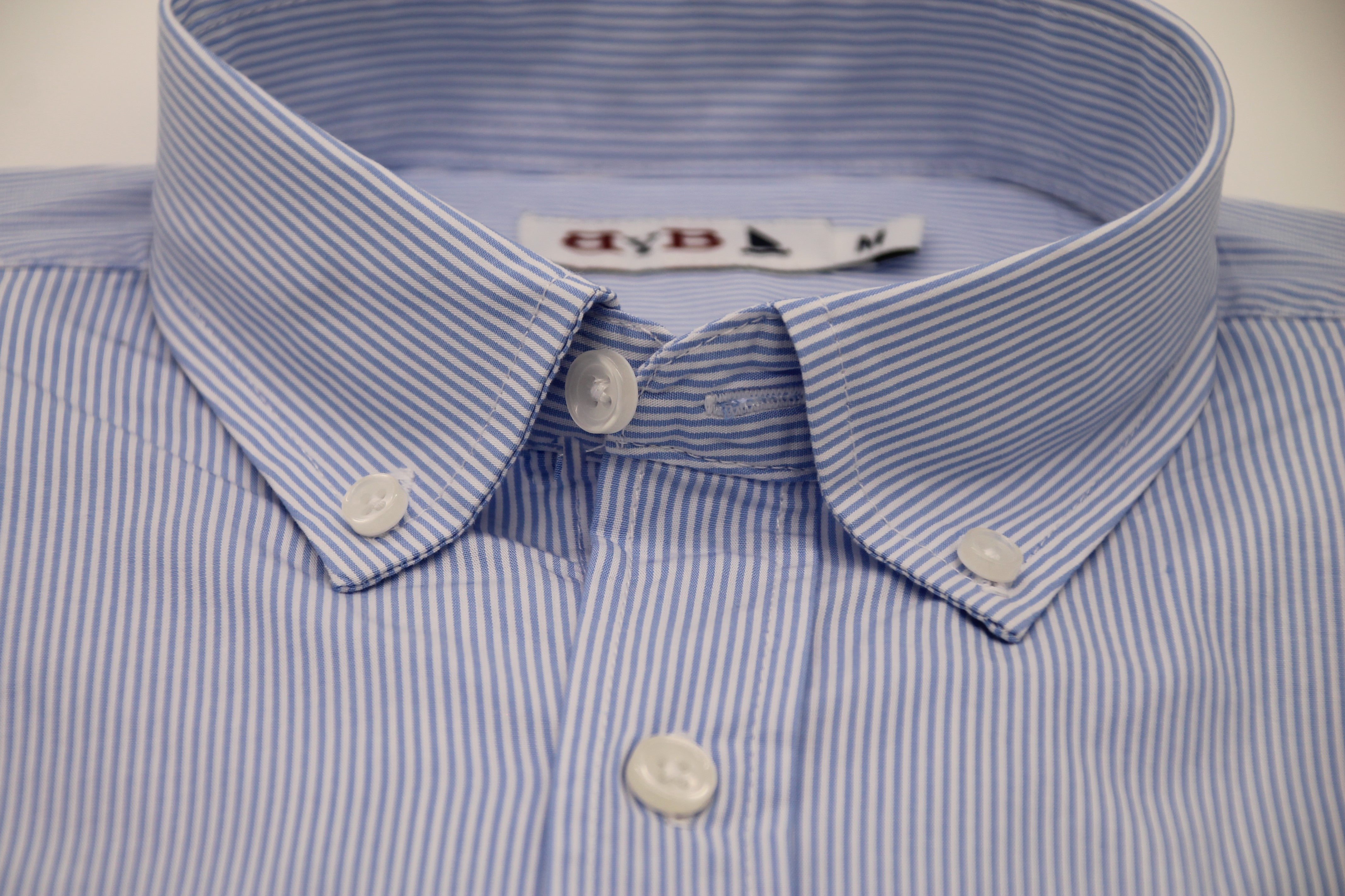 CAMISA RAYAS FINAS AZUL Y BLANCA / BOTONES EN EL CUELLO