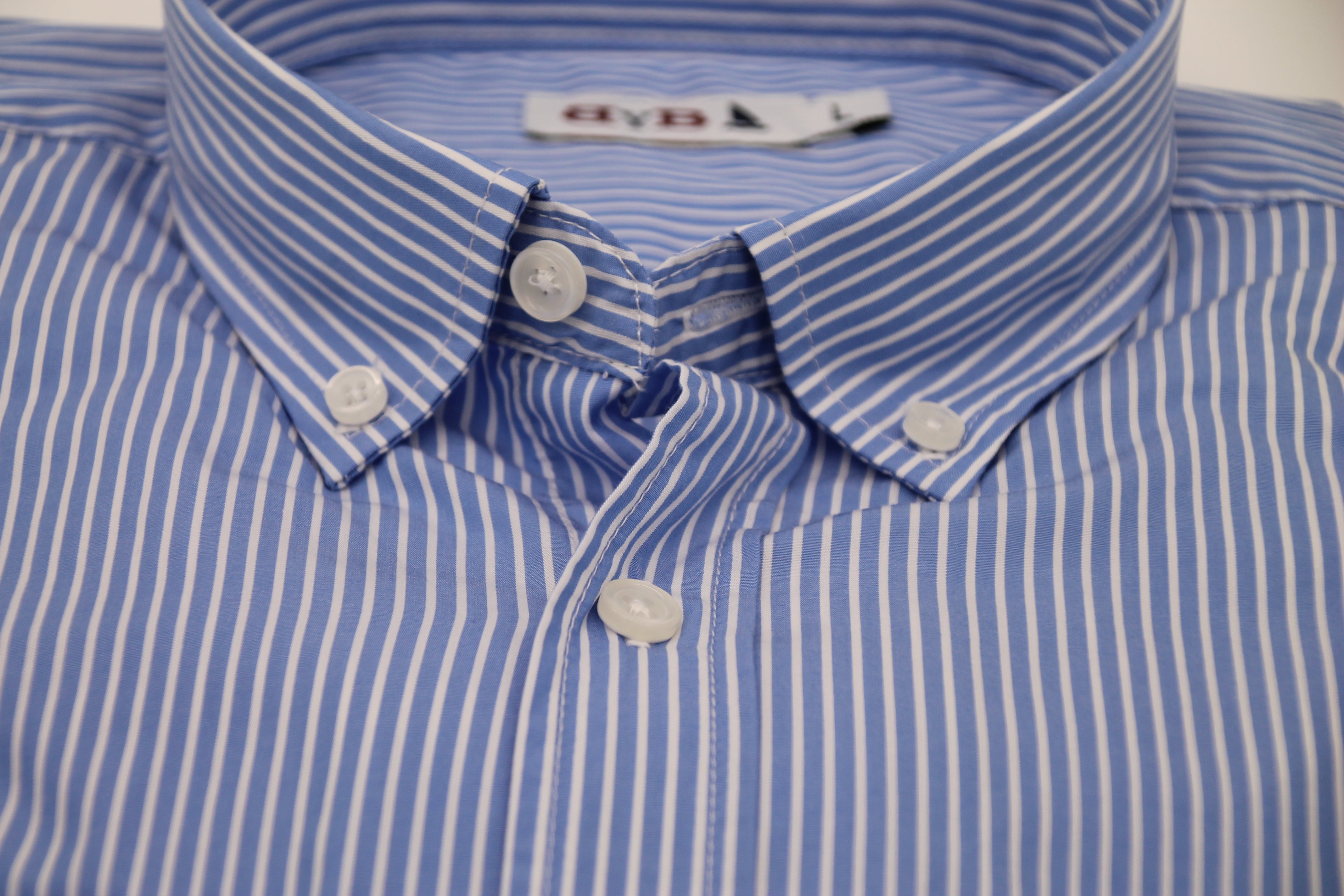 CAMISA AZULÓN RAYA FINA BLANCA / BOTONES EN EL CUELLO
