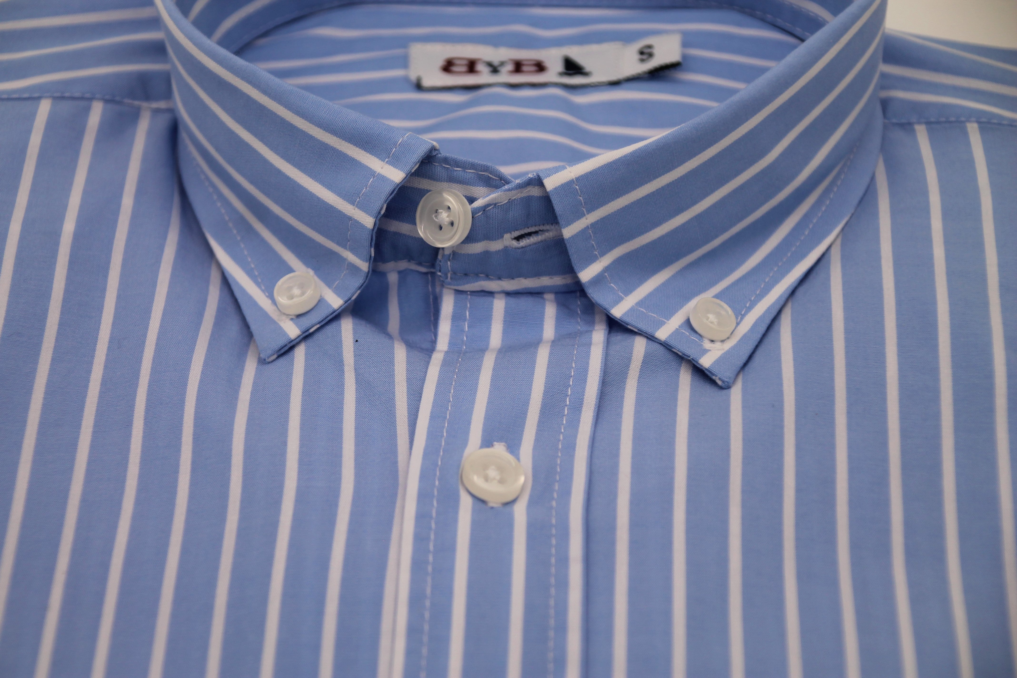 CAMISA AZUL CON RAYAS BLANCAS / BOTONES EN EL CUELLO