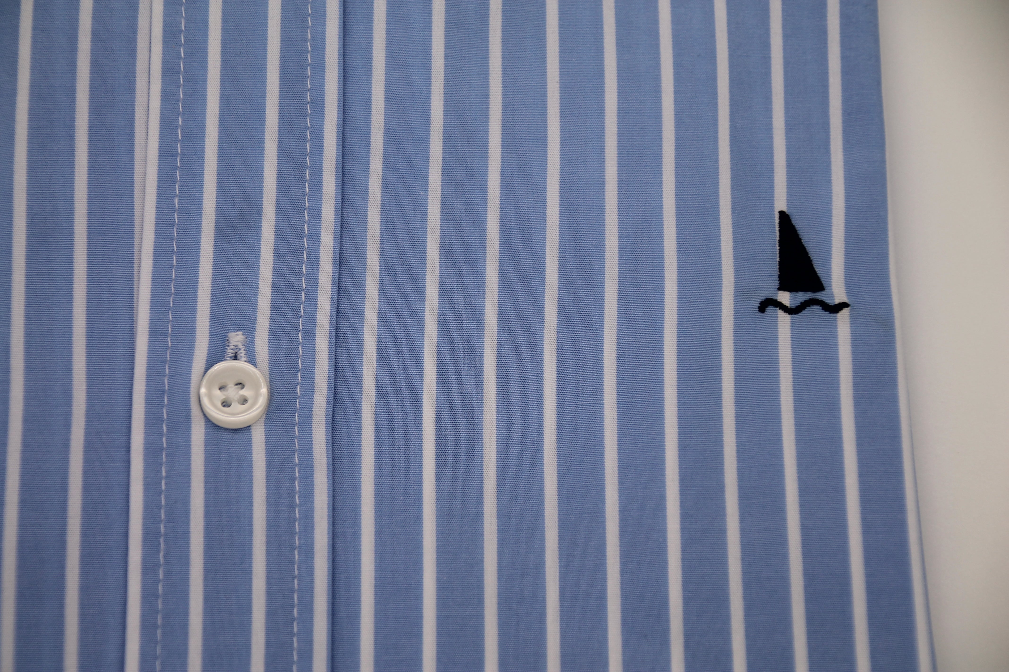 CAMISA AZUL CON RAYAS BLANCAS