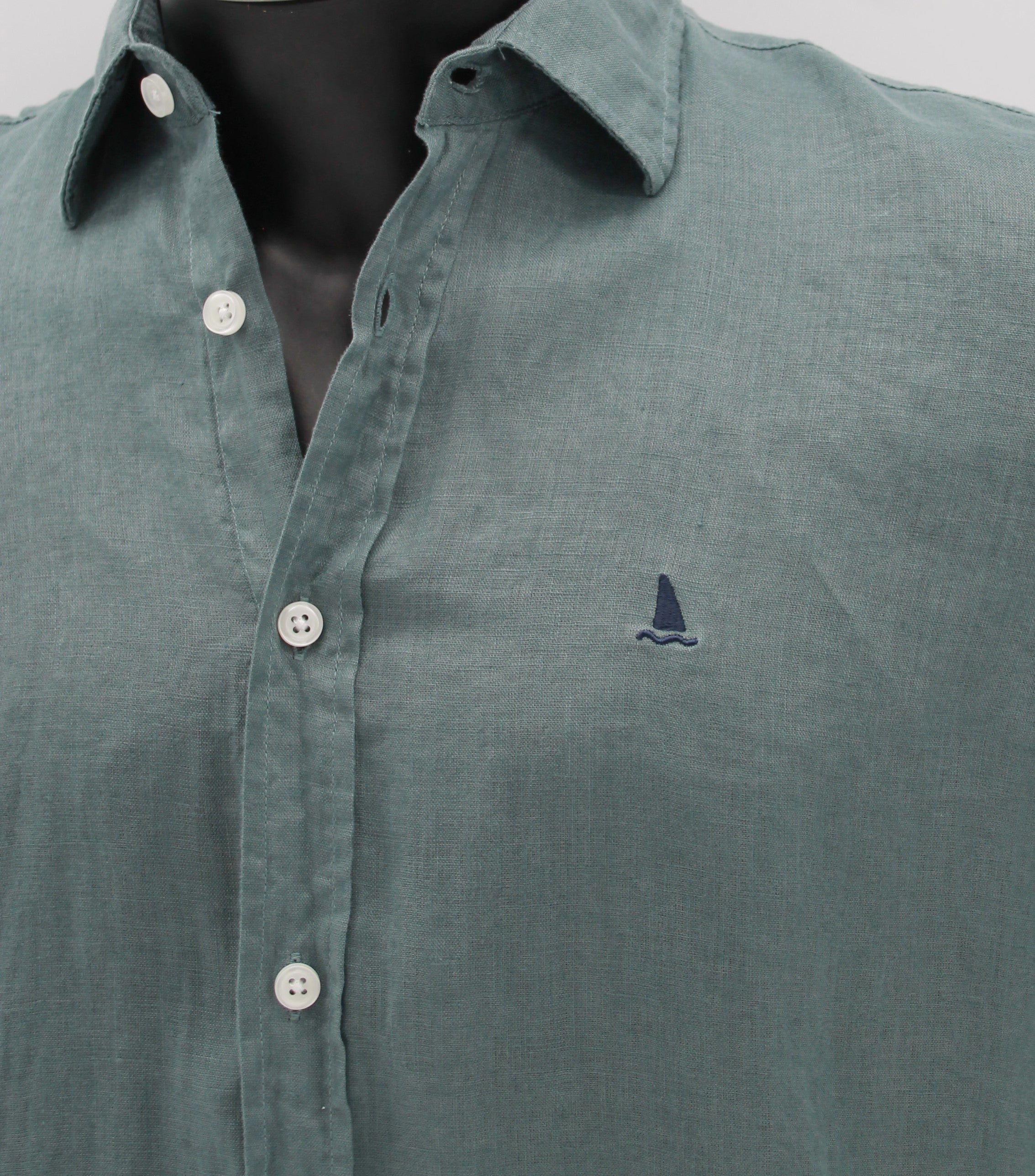 CAMISA LINO MANGA CORTA LISA DE COLOR VERDE GRISÁCEO