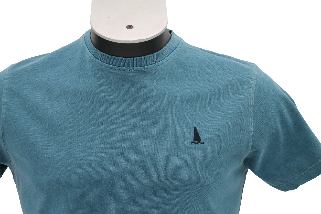CAMISETA AZUL EGEO LOGO BORDADO