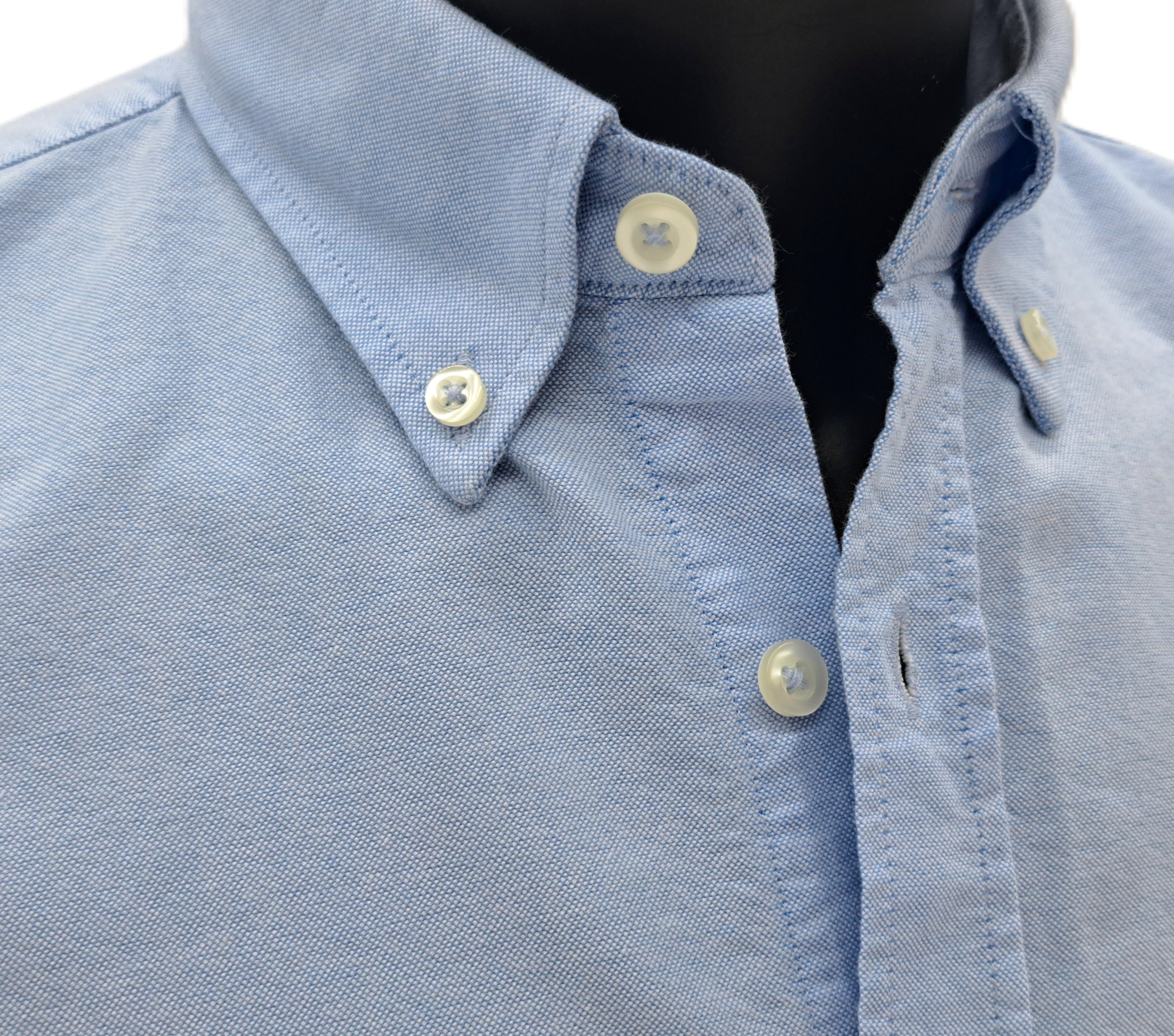 CAMISA OXFORD AZUL / BOTONES EN EL CUELLO