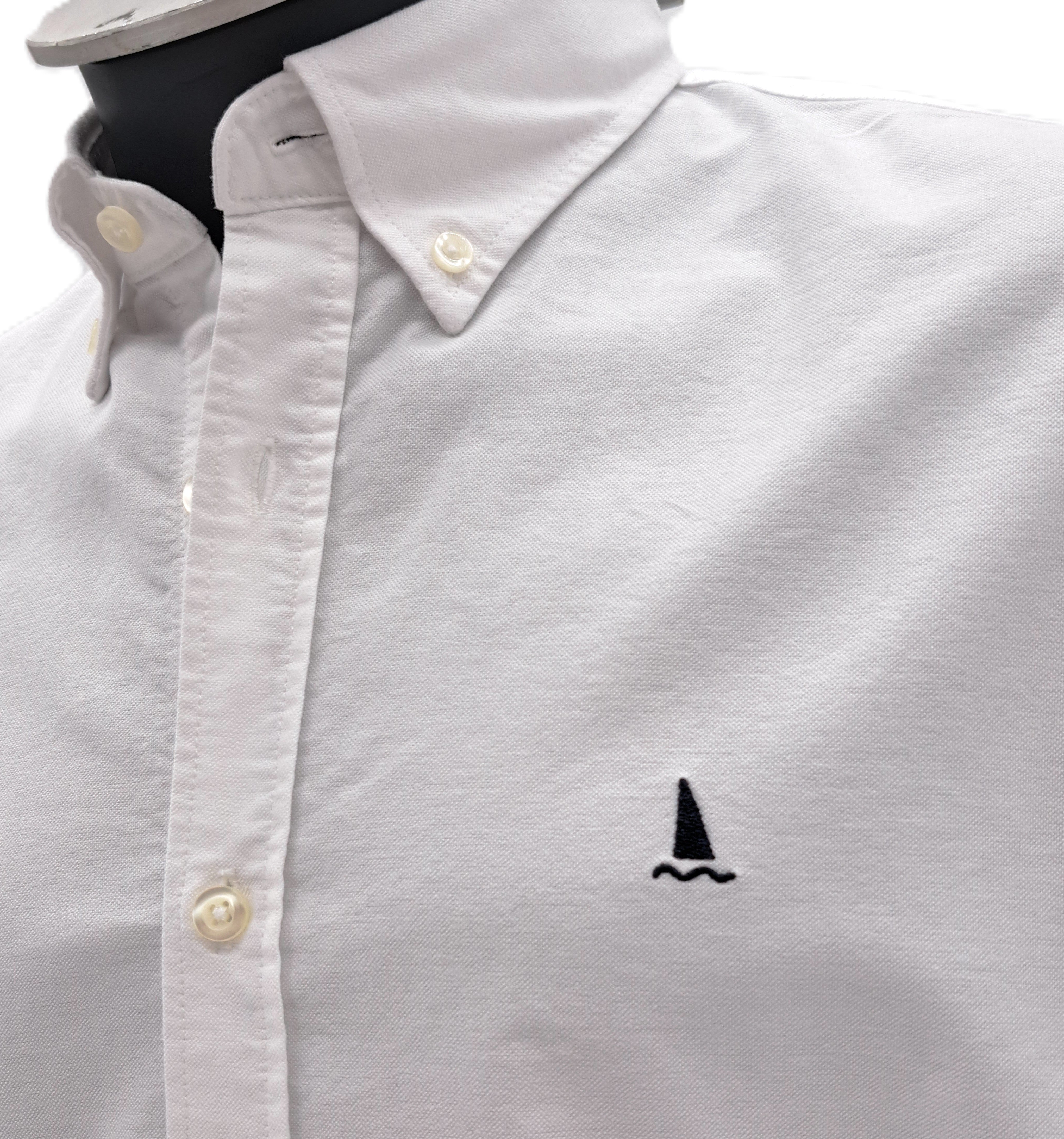 CAMISA OXFORD BLANCA / BOTONES EN EL CUELLO